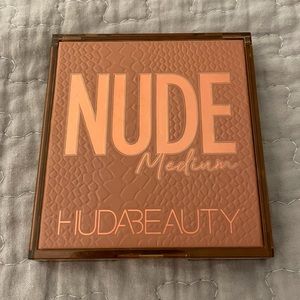 Huda Beauty Medium Eyeshadow Palette